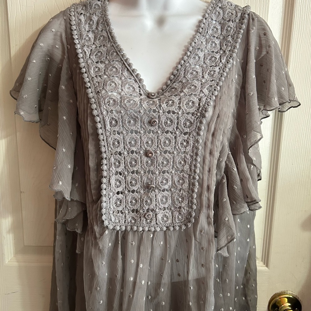 💚3/$25 Denim 25/7 Gray Lace Detail Blouse 16W